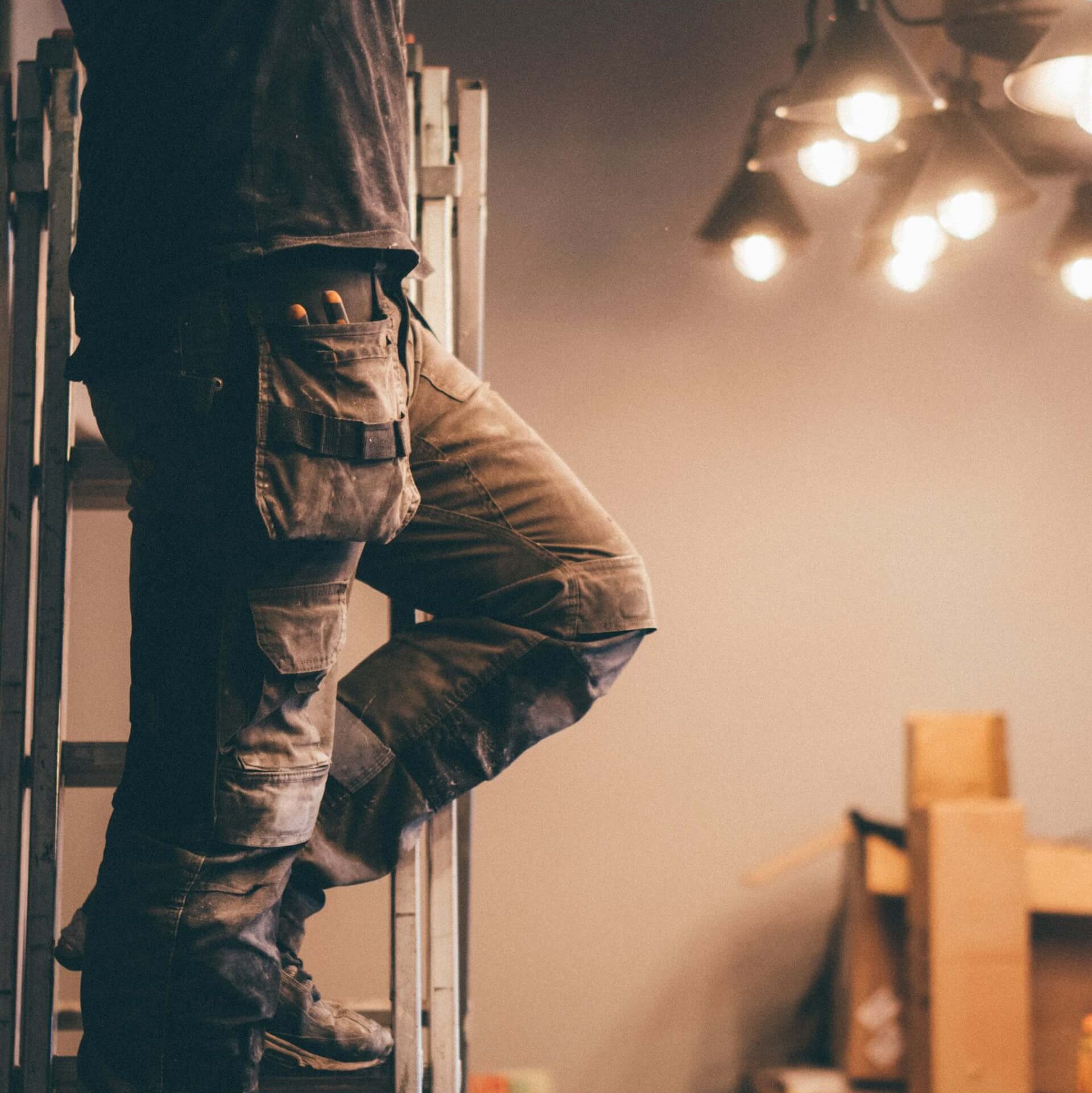 Elektriker som installerar takbelysning.